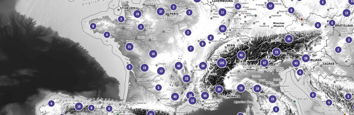La carte du site : la France, l'arc alpin et l'Italie du Nord en relief, semés de pastilles violettes qui groupent les courses de chaque zone